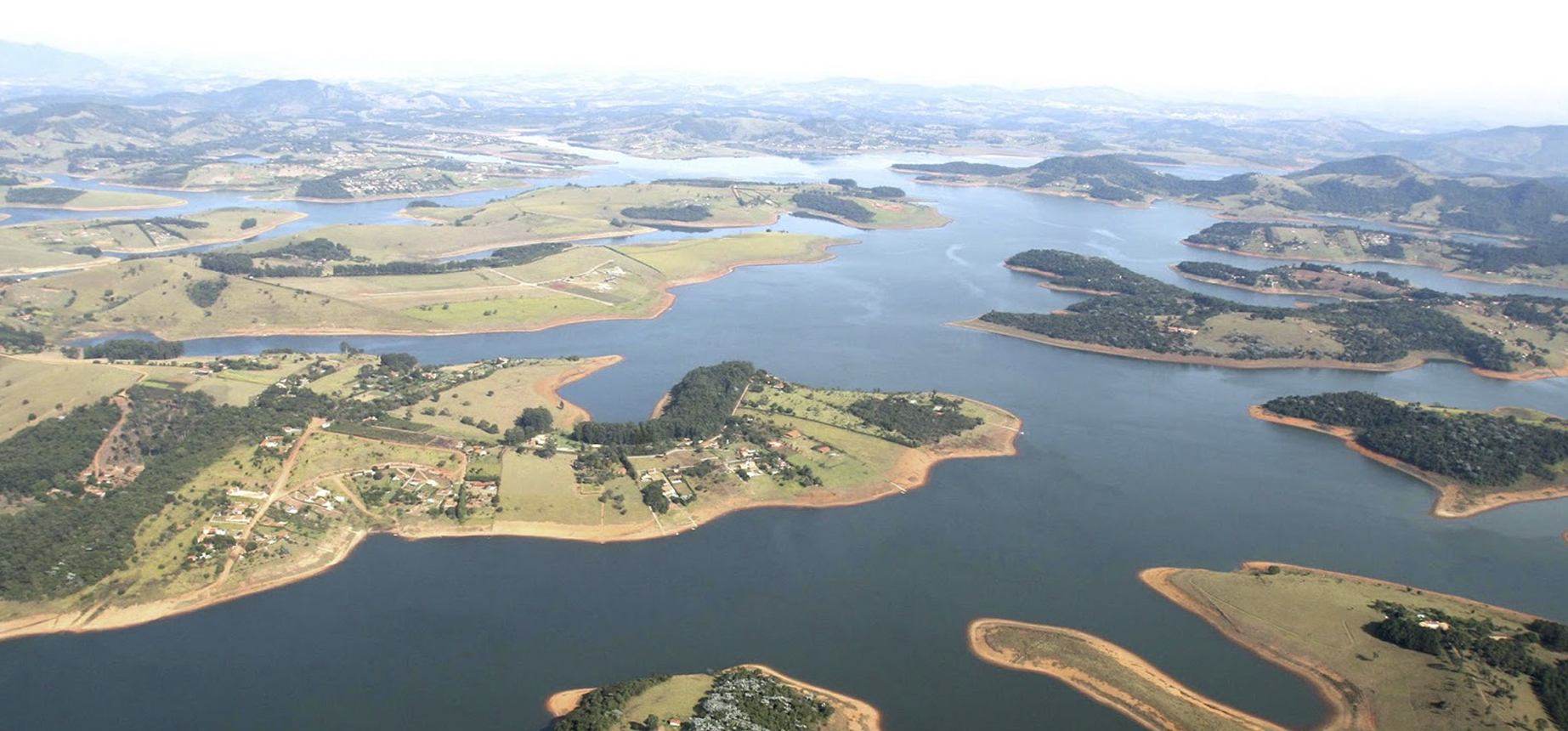 Banner do projeto Novo Cantareira da Associação Verde Esperança, com chamada para criação de parque ecológico na Represa do Rio Cachoeira, com foco em restauração ambiental e educação ecológica.